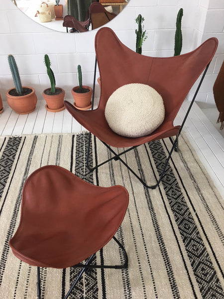SILLA MARIPOSA DE PIEL VAQUETA CON OTOMANA