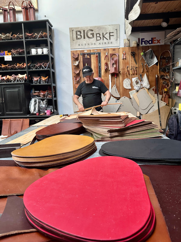 手工皮革餐垫 12x18 英寸 – 植物鞣制全粒面餐桌垫，优质礼品