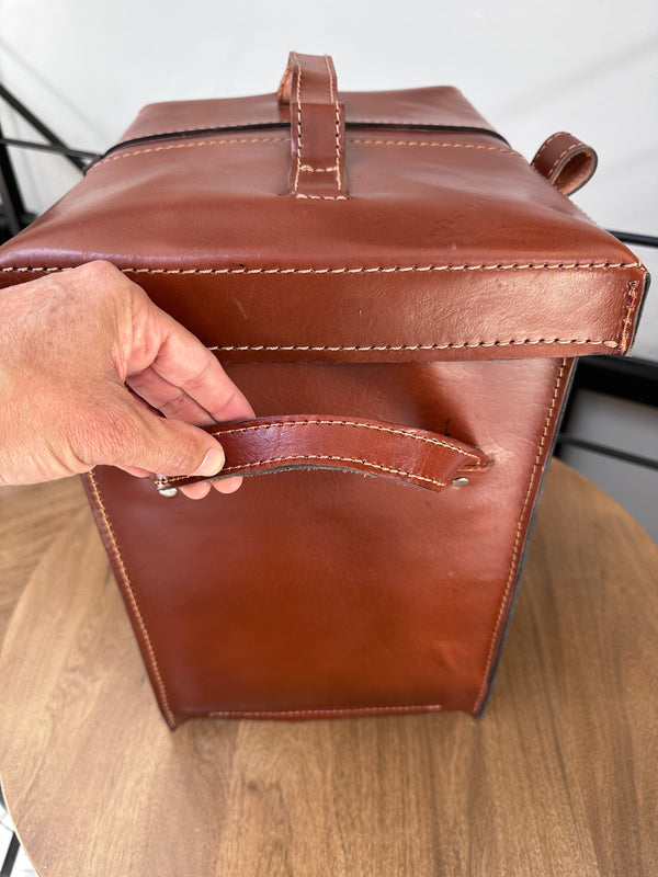 带提手的豪华皮革酒盒，可装6瓶葡萄酒