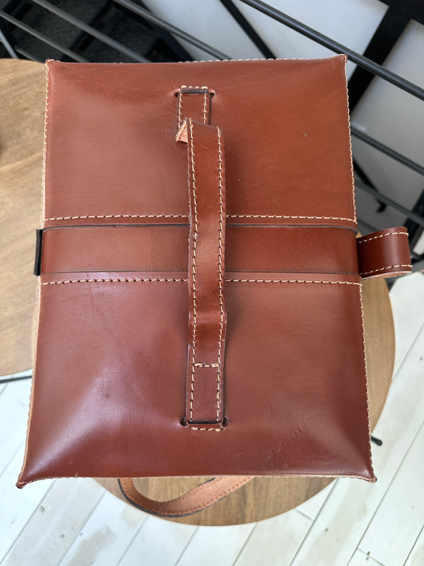 带提手的豪华皮革酒盒，可装6瓶葡萄酒